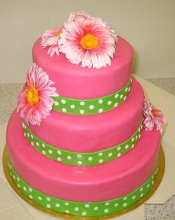 Летний свадебный торт, розовый с салатовыми лентами и ромашками